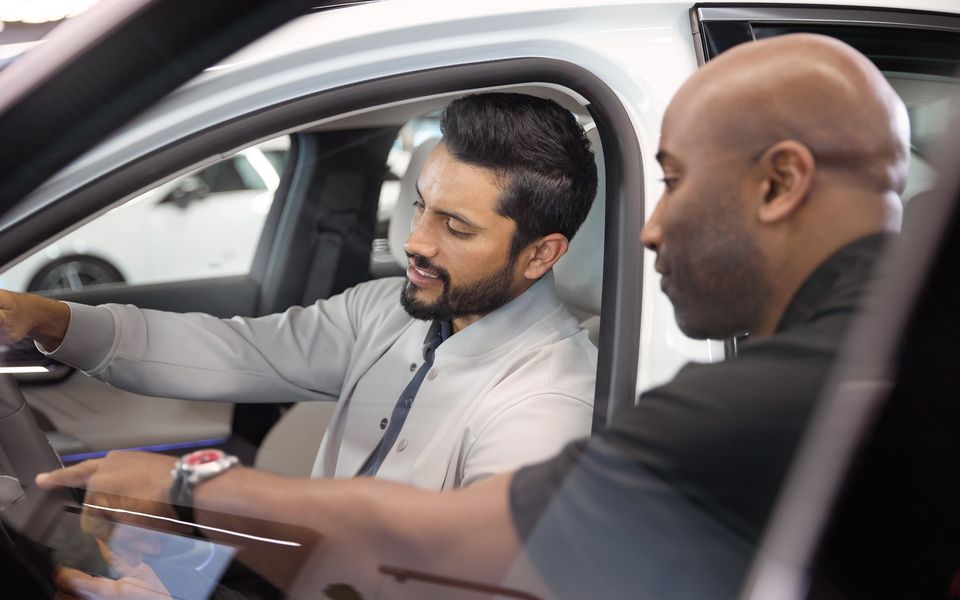 Customer and advisor inside a Mercedes-Benz
